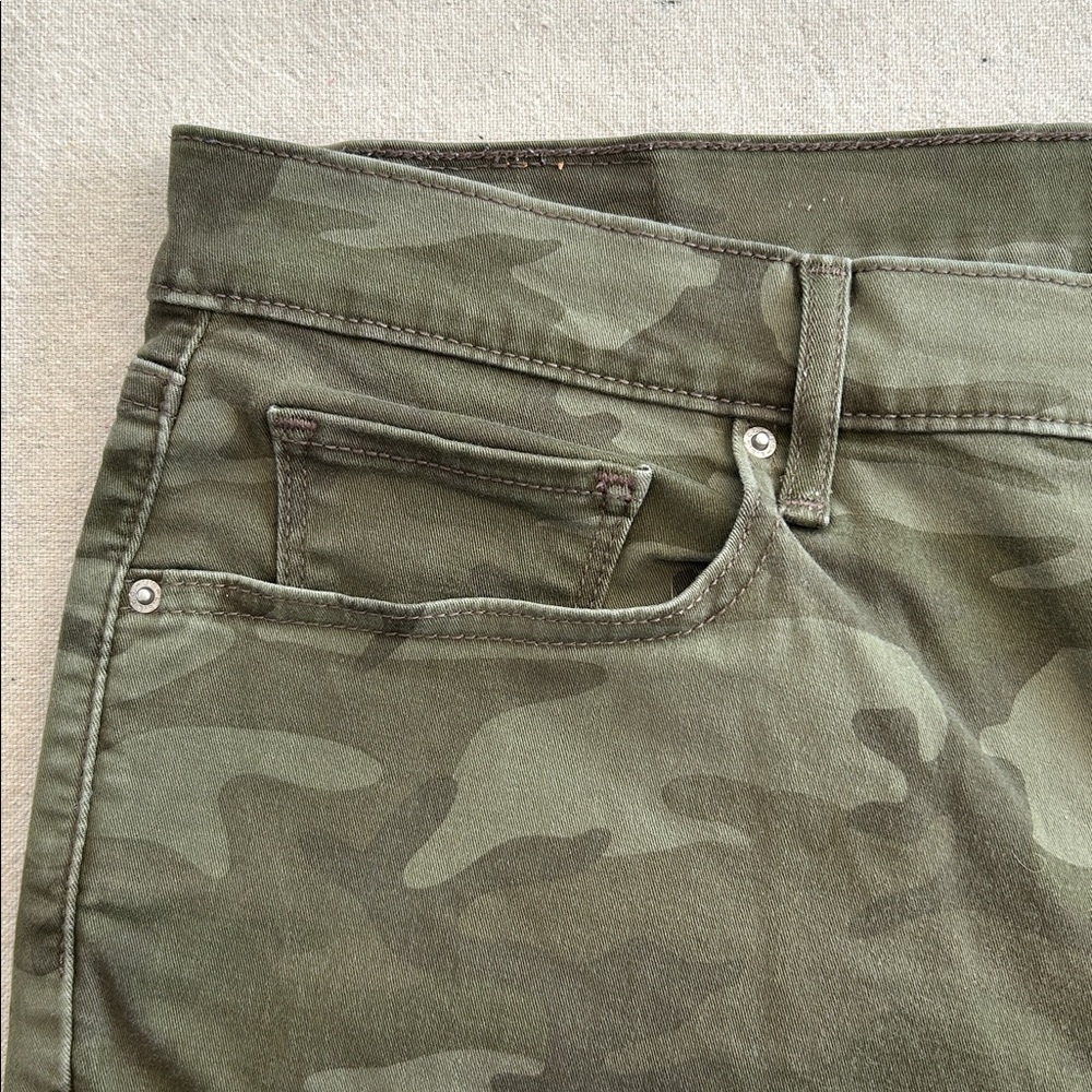 Levi's Women's 18W Green Camouflage Skinny Jeans - Picture 9 of 16